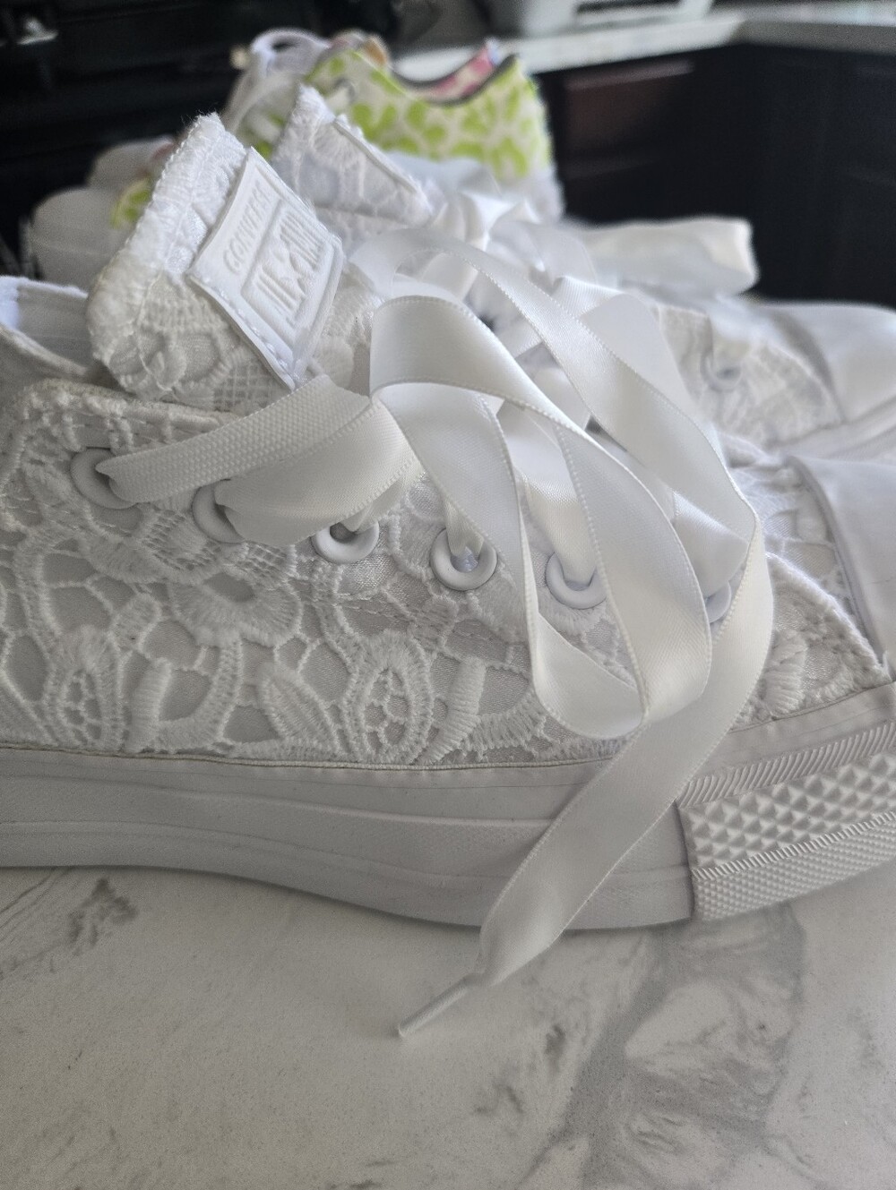 NWOT! Converse Women's White Lace Ribbon Platform Sneakers. Size 8 - Picture 2 of 7